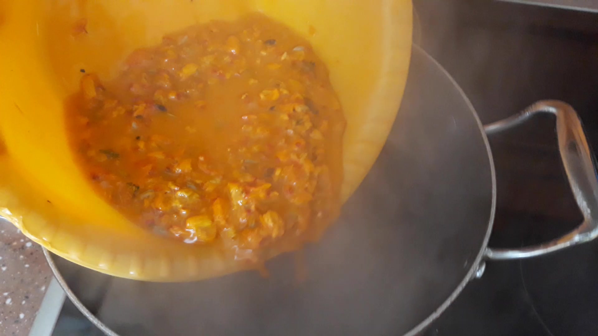 Пирог с брусникой и морс из облепихи