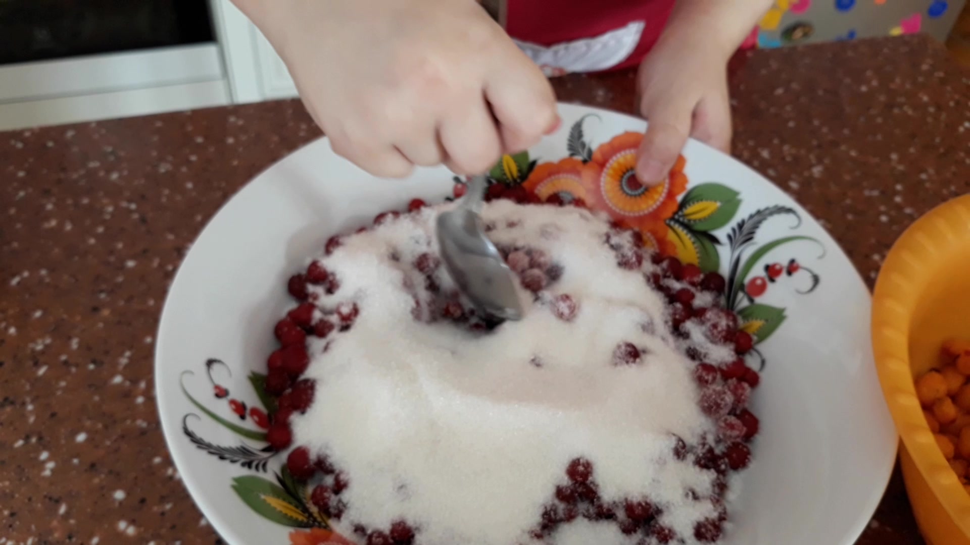 Пирог с брусникой и морс из облепихи