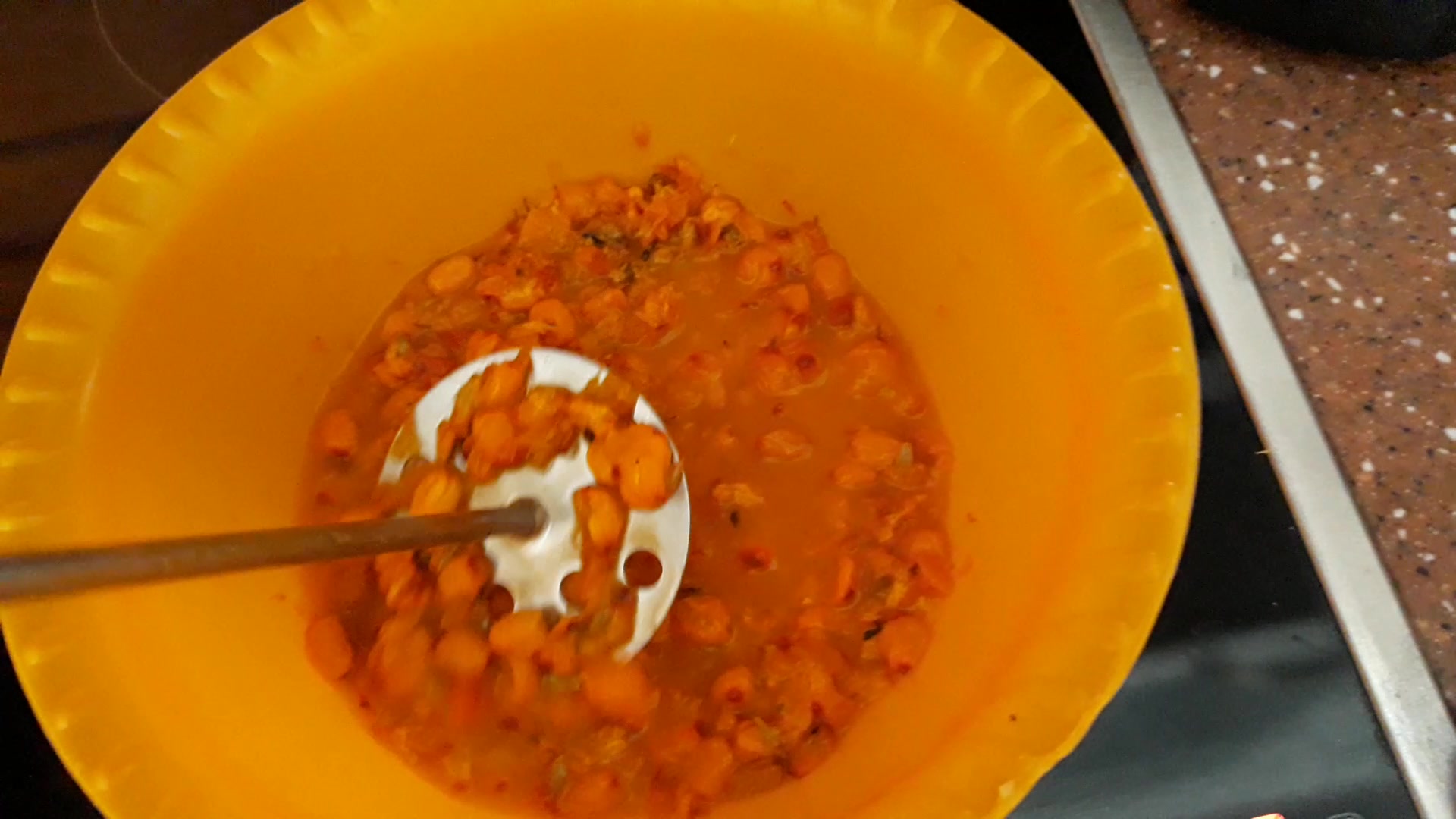 Пирог с брусникой и морс из облепихи