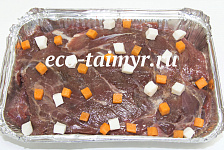 Оленина шпигованная морковью  и чесноком 